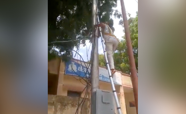 VIDEO: पुलिस ने वसूला 6 हजार का चालान, लाइनमैन ने गुस्से में आकर काट दी थाने की बिजली, जानें क्या है पूरा मामला
