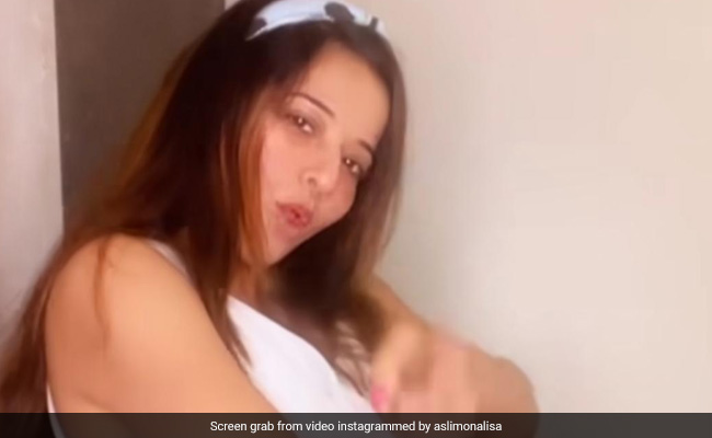 Monalisa ने आमिर, सलमान और शाहरुख के गानों पर किया जबरदस्त डांस, वीडियो देख फैंस बोले- WOW Monalisa ने आमिर, सलमान और शाहरुख के गानों पर किया जबरदस्त डांस, वीडियो देख फैंस बोले- WOW