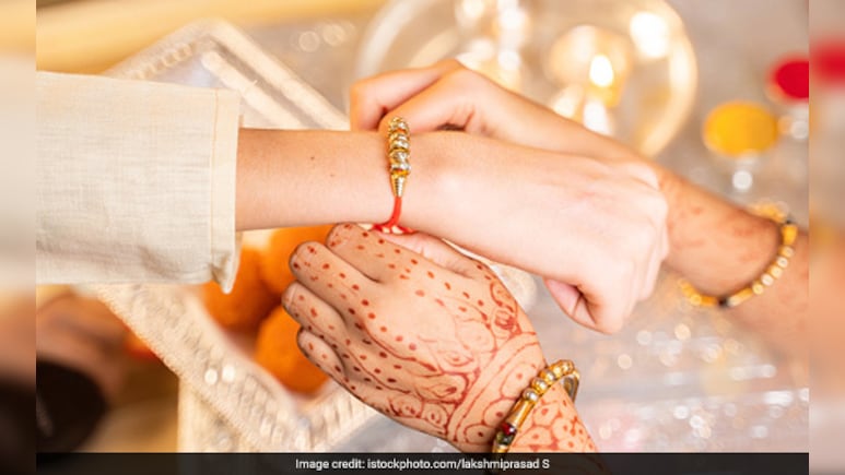 भाई या बहन के न होने पर कैसे मनाएं रक्षाबंधन, जानें कौन किसकी कलाई में बांध सकता है रक्षासूत्र