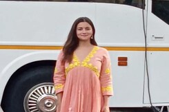 Mom-To-Be Alia Bhatt Slays Airport Style Mom-To-Be Alia Bhatt Slays Airport Style