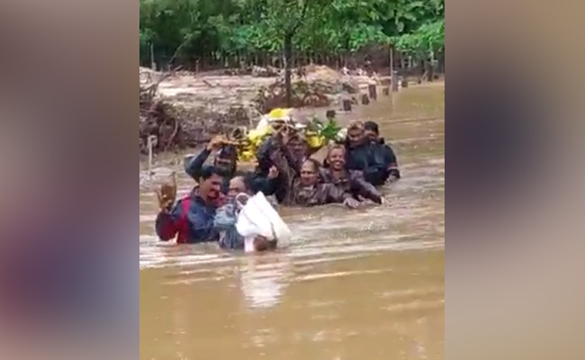 VIDEO: कर्नाटक में बारिश-बाढ़ के बीच जान जोखिम में डालकर शव कब्रिस्तान पहुंचा रहे लोग
