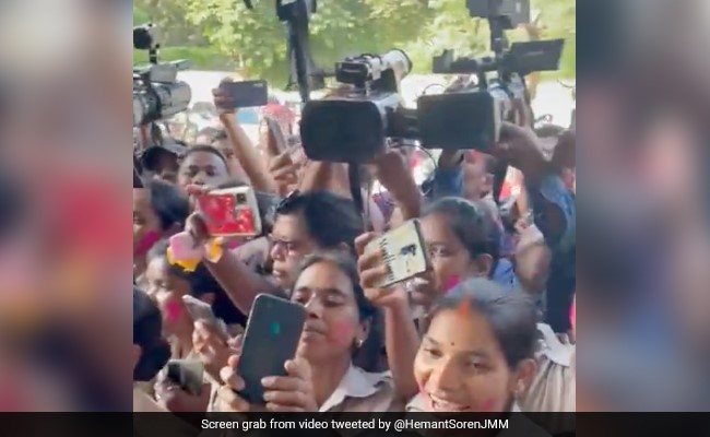 झारखंड : क्षतिपूर्ति अवकाश फिर से लागू होने पर पुलिस कर्मी खुश, सीएम हेमंत सोरेन के घर पहुंचकर मनाया जश्न