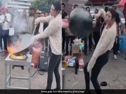 लड़की ने डांस करते-करते सड़क पर बनाया नूडल्स, नाच-नाचकर हवा में ऐसे लहराई कढ़ाही, देखते रह गए लोग लड़की ने डांस करते-करते सड़क पर बनाया नूडल्स, नाच-नाचकर हवा में ऐसे लहराई कढ़ाही, देखते रह गए लोग