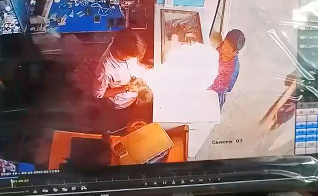 मध्य प्रदेश : युवक के हाथ में फटा मोबाइल फोन, CCTV कैमरे में कैद हुई घटना मध्य प्रदेश : युवक के हाथ में फटा मोबाइल फोन, CCTV कैमरे में कैद हुई घटना