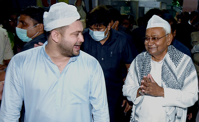 'माफ कीजिएगा', जब तेजस्वी की इफ्तार पार्टी में बोले थे नीतीश कुमार