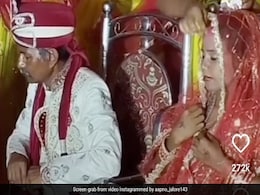 VIRAL: पति से पहले बाराती ने भरी दुल्हन की मांग, फिर दूल्हा-दुल्हन का रिएक्शन देख लोग बोले- लगता है बम फटेगा अब...  VIRAL: पति से पहले बाराती ने भरी दुल्हन की मांग, फिर दूल्हा-दुल्हन का रिएक्शन देख लोग बोले- लगता है बम फटेगा अब...