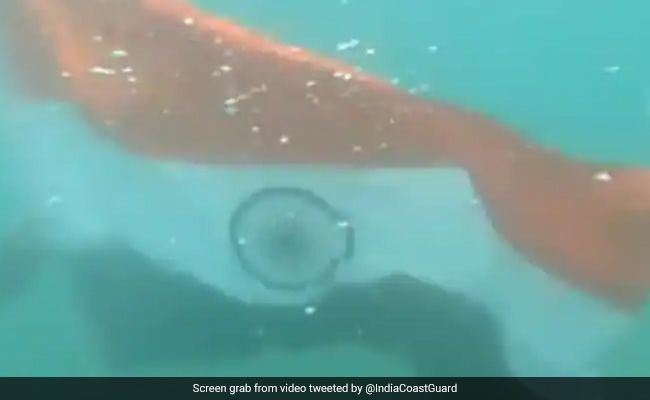 Indian Coast gard ने इस अनोखे अंदाज में फहराया तिरंगा, वायरल हो गया Video