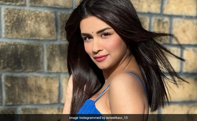 Avneet Kaur का ब्लू स्लीवलेस सूट है बेहद स्टाइलिश और ग्लैमरस, इस फेस्टिव सीजन आप भी करें ट्राई