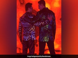 Akshay Kumar Vs Emraan Hashmi In <i>Main Khiladi Tu Anari</i> Dance-Off Akshay Kumar Vs Emraan Hashmi In <i>Main Khiladi Tu Anari</i> Dance-Off