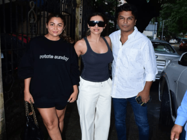 मलाइका-अमृता अरोड़ा बांद्रा में हुईं स्पॉट, कुछ यूं दिये पोज