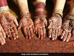 मेहंदी के बगैर पूरा नहीं होता करवा चौथ का 16 श्रृंगार, इन लेटेस्ट डिजाइंस से सजा सकती हैं हाथ मेहंदी के बगैर पूरा नहीं होता करवा चौथ का 16 श्रृंगार, इन लेटेस्ट डिजाइंस से सजा सकती हैं हाथ