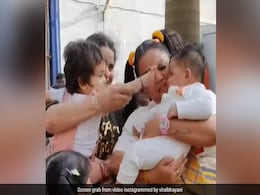 स्कूल ड्रेस में भारती सिंह ने बेटे गोला पर खूब लुटाया प्यार, VIDEO देख कर फैंस बोले- प्यारी मम्मी  स्कूल ड्रेस में भारती सिंह ने बेटे गोला पर खूब लुटाया प्यार, VIDEO देख कर फैंस बोले- प्यारी मम्मी