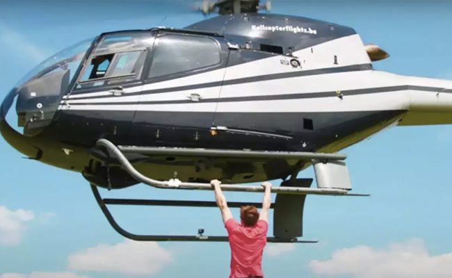 उड़ते हुए हेलीकॉप्टर में लटककर YouTubers ने किया खतरनाक स्टंट, हवा में Pull-Ups लगाकर बनाया रिकॉर्ड