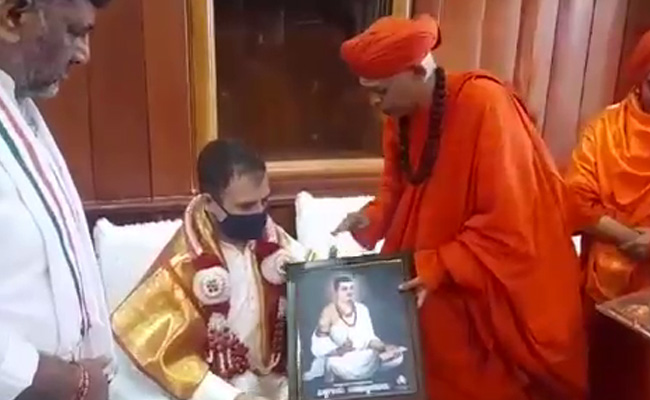 Congress Leader Rahul Gandhi Initiated Into Lingayat Sect in Karnataka