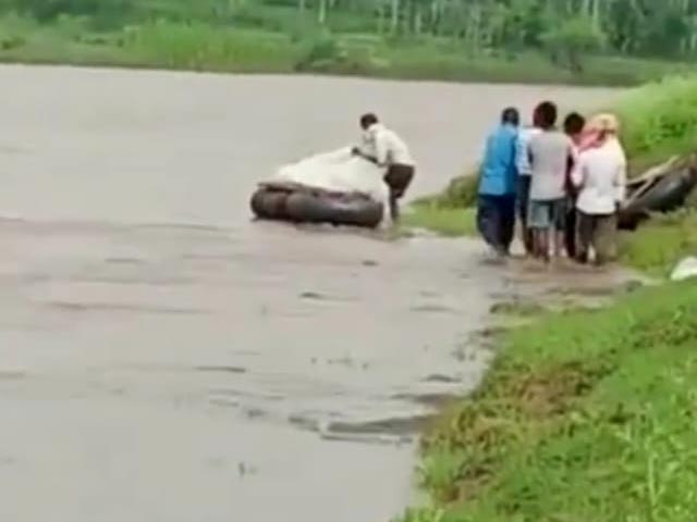 Video: Villagers Tie Body To Rubber Tube To Cross Flooded River