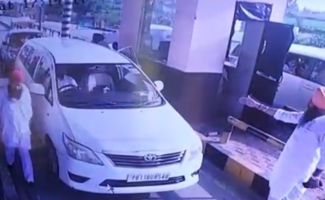 पंजाब में टोल प्लाजा पर आप विधायक के समर्थकों ने तोड़ा बूम बैरियर, बिना टोल चुकाए निकले वाहन