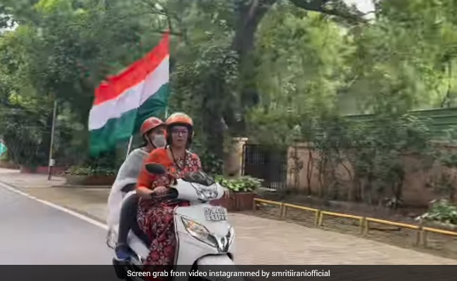 Video: स्मृति ईरानी ने दिल्ली की सड़कों पर की स्कूटी की सवारी, एकता कपूर ने किया कमेंट
