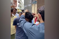 Video: दिल्ली में चोरी के शक में एक शख्स को खंभे से बांधकर सर के बाल काट दिए Video: दिल्ली में चोरी के शक में एक शख्स को खंभे से बांधकर सर के बाल काट दिए