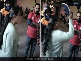वीडियो : महिला ने जोमैटो डिलीवरी ब्वॉय के साथी को जूते से पीटा, इंटरनेट पर उठी कार्रवाई की मांग  वीडियो : महिला ने जोमैटो डिलीवरी ब्वॉय के साथी को जूते से पीटा, इंटरनेट पर उठी कार्रवाई की मांग