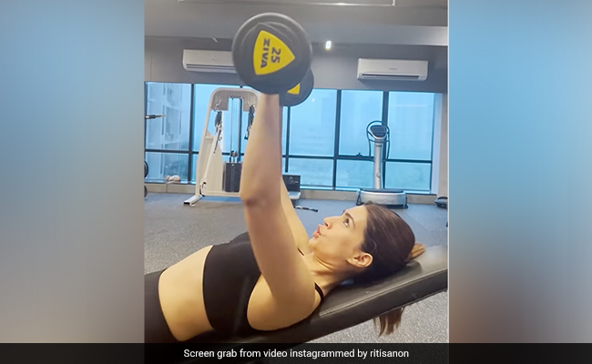 Kriti Sanon Turns "Beast Mode" On In The Gym And It's All Kinds Of Goals