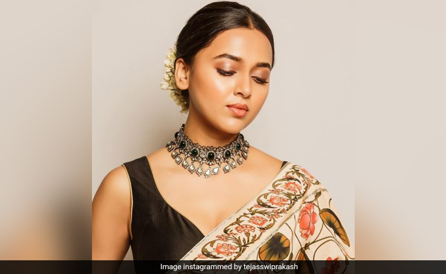 तेजस्वी प्रकाश के बॉयफ्रेंड करण कुंद्रा से भी ज्यादा हैंडसम हैं उनके भाई, तस्वीरें देख फैन्स की हो गई बोलती बंद...