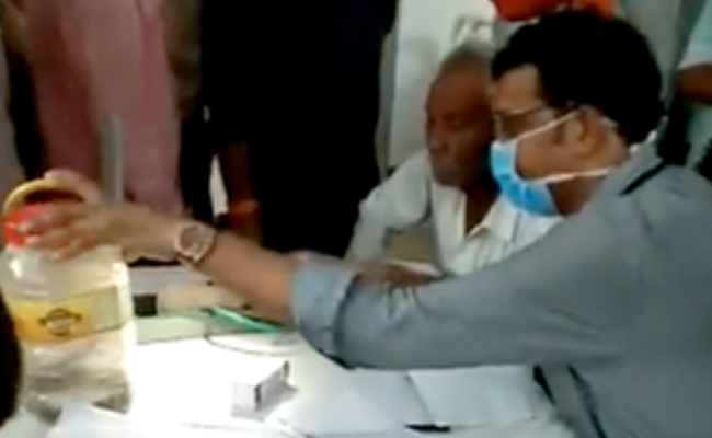 VIDEO: इलाज के लिए अस्पताल पहुंचे शख्स ने डॉक्टरों के सामने रख दिया सांप, कहा- इसने मुझे काटा...