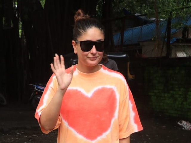 Kareena Kapoor's OOTD Is An Oversized T-Shirt And Denim
