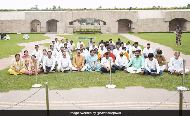 BJP "Purifies" Rajghat With Ganga Water After AAP MLAs' Visit