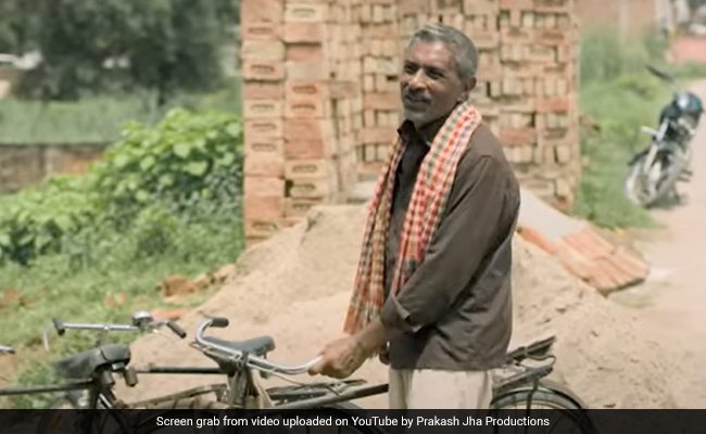 'आश्रम' के डायरेक्टर का ये कैसा हुआ हाल, साइकिल पर बैठ मजदूरी करने के लिए जाते दिखे प्रकाश झा