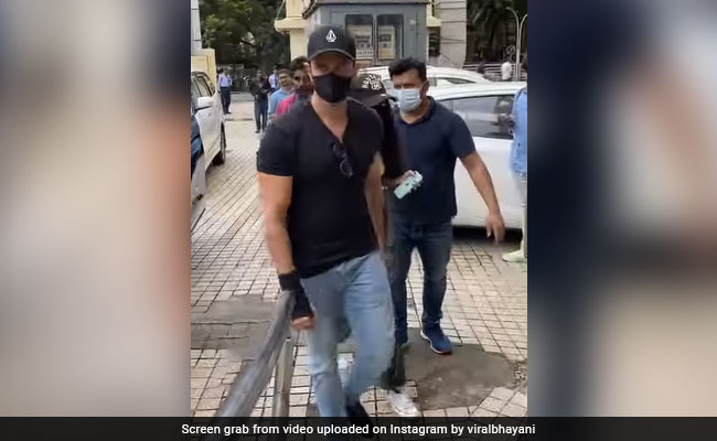 गर्लफ्रेंड सबा आजाद के साथ मूवी डेट पर गए ऋतिक रोशन, सोशल मीडिया पर वायरल हुआ वीडियो 