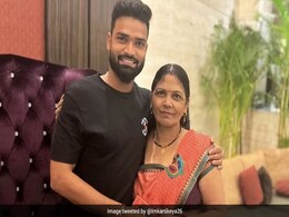 9 साल और 3 महीने के बाद अपनी मां से मिला भारतीय क्रिकेटर, बोला- 'अपनी भावनाओं को व्यक्त नहीं कर पा रहा..' 9 साल और 3 महीने के बाद अपनी मां से मिला भारतीय क्रिकेटर, बोला- 'अपनी भावनाओं को व्यक्त नहीं कर पा रहा..'