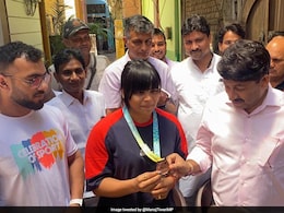 CWG Medallist Divya Kakran Gets Rs 5 Lakh Reward From BJP MP Manoj Tiwari CWG Medallist Divya Kakran Gets Rs 5 Lakh Reward From BJP MP Manoj Tiwari