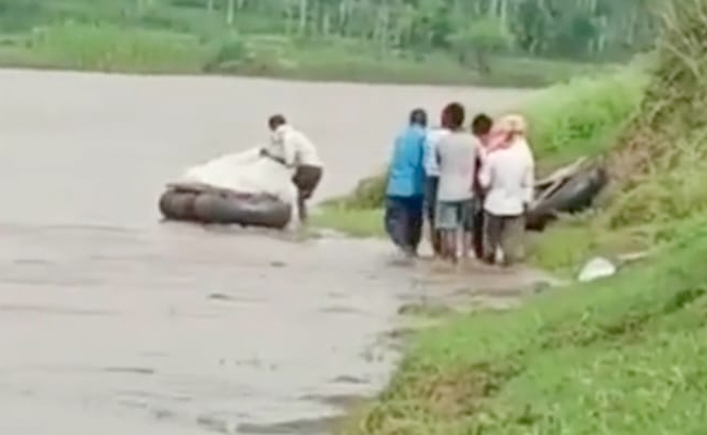 VIDEO: MP गजब है, नदी पर पुल न होने के कारण बाढ़ में शव को ट्यूब पर ले जाने को मजबूर हुए ग्रामीण