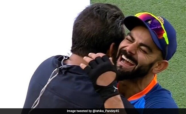 IND vs PAK : मैच से पहले वसीम अकरम ने विराट कोहली को लगाया गले, तस्वीर हो रही है वायरल IND vs PAK : मैच से पहले वसीम अकरम ने विराट कोहली को लगाया गले, तस्वीर हो रही है वायरल