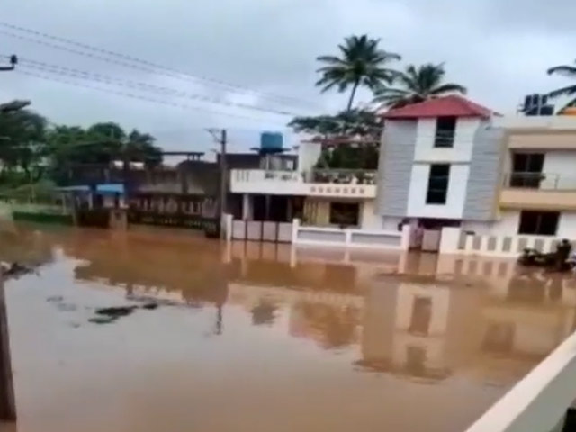 कर्नाटक के बेलगावी में भारी बारिश के कारण जलभराव