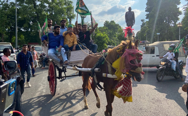 सत्ता की आहट मिलते ही खुशी से झूमे आरजेडी समर्थक, भोजपुरी गानों से जमाया माहौल