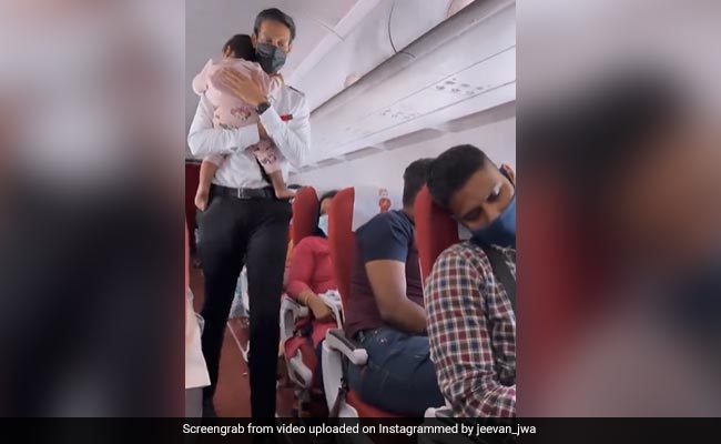 फ्लाइट में नहीं सो रही थी बच्ची तो कर्मचारी ने सीने से चिपका लिया, लोगों ने कहा- दिल जीत लिया