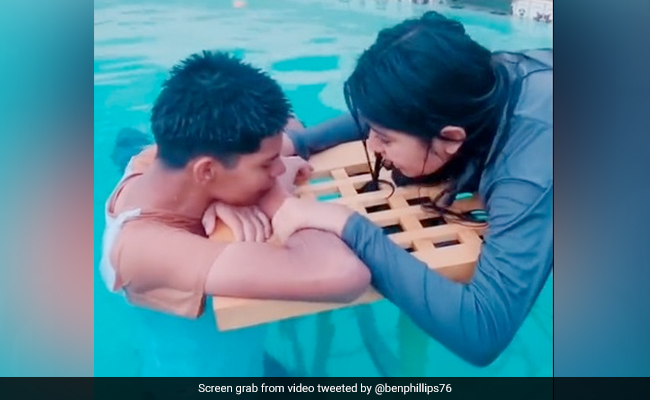 'टाइटैनिक' की एंडिंग का ये वीडियो देख रह जाएंगे हैरान, लड़की ने पूरी फैमिली के साथ मिलकर पूल में रिक्रिएट किया सीन