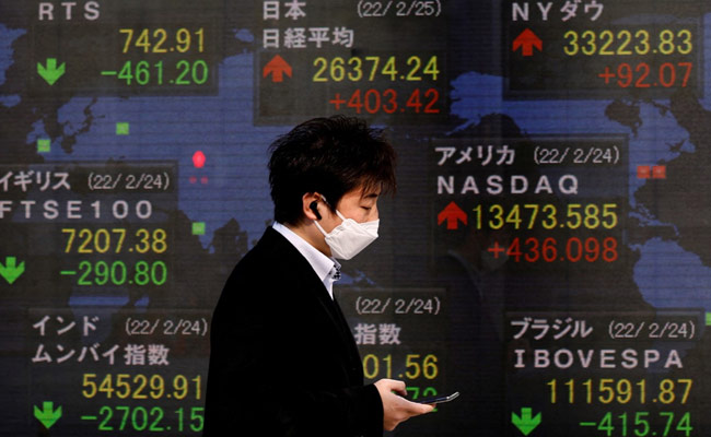 Meal Slots, No Talking: Japan Companies Face "Unpredictable" Covid Again