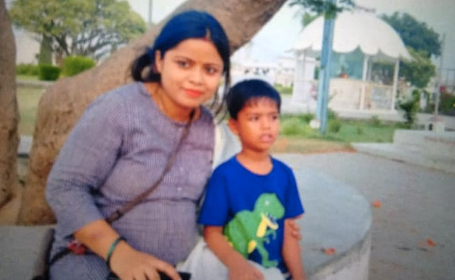 मेरठ में बैंक के मैनेजर की गर्भवती पत्नी और बेटे की हत्या, बेड में मिले शव