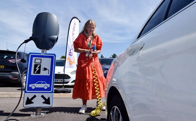 Chasing Green Goals, Corporations Push Car Fleet Managers Toward Electric Vehicles Chasing Green Goals, Corporations Push Car Fleet Managers Toward Electric Vehicles