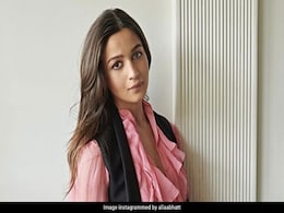 Alia Bhatt के इस पिंक आउटफिट की कीमत है इतने लाख कि उड़ सकते हैं आपके भी होश, देखिए प्रेग्नेंसी लुक   Alia Bhatt के इस पिंक आउटफिट की कीमत है इतने लाख कि उड़ सकते हैं आपके भी होश, देखिए प्रेग्नेंसी लुक