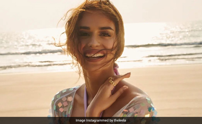 मानुषी छिल्लर ने फटा टॉप पहन शेयर की तस्वीर तो देखने वालों की खुली रह गई आंखें, बोले- इतनी तंगी आ गई है जो...