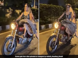 शादी से पहले हैवी लहंगा पहन दुल्हन ने की बुलेट पर सैर, VIDEO देख कर फैंस बोले- स्वैग वाली दुल्हन शादी से पहले हैवी लहंगा पहन दुल्हन ने की बुलेट पर सैर, VIDEO देख कर फैंस बोले- स्वैग वाली दुल्हन