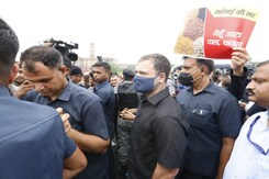 Gandhis, In Black, On The Streets Against Price Rise Gandhis, In Black, On The Streets Against Price Rise