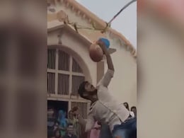 Video: <i>Govinda</i> - 0, <i>Dahi Handi</i> - 1. No Matter What, They Couldn't Break It Video: <i>Govinda</i> - 0, <i>Dahi Handi</i> - 1. No Matter What, They Couldn't Break It