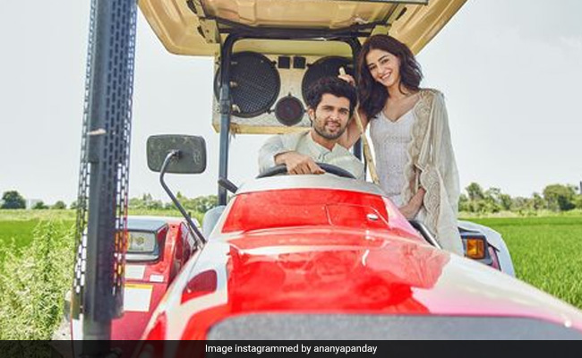 लुंगी पहन कर ट्रैक्टर चलाने पहुंचे विजय देवरकोंडा, टैक्टर पर अनन्या पांडे का हाल हुआ कुछ ऐसा, देखें Video