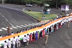 विशाखापत्तनम में 300 मीटर लंबे तिरंग के साथ निकाली 'आजादी का अमृत महोत्सव' रैली  विशाखापत्तनम में 300 मीटर लंबे तिरंग के साथ निकाली 'आजादी का अमृत महोत्सव' रैली