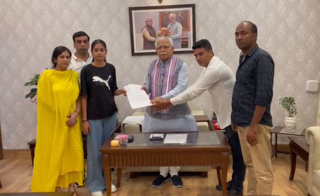 'वो हमारी हेल्प करेंगे', सीएम मनोहर लाल खट्टर से मुलाकात के बाद सोनाली फोगाट की बेटी यशोधरा ने कहा