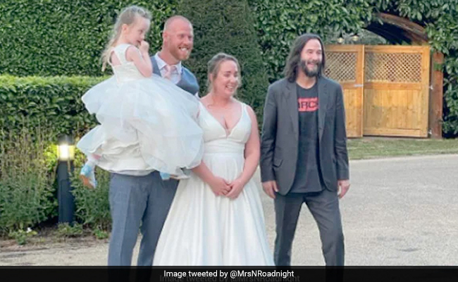 ब्रिटेन के इस कपल के खुशी का नहीं रहा ठिकाना, जब शादी में पहुंचे एक्टर Keanu Reeves